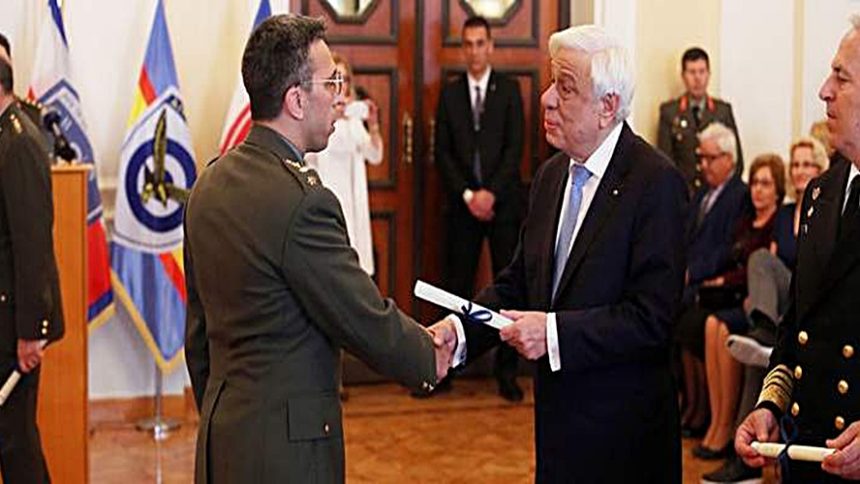 ύσσωμη η ηγεσία των Ενόπλων Δυνάμεων και των Σωμάτων Ασφαλείας, φωτογραφίες: ΑΠΕ-ΜΠΕ/Αλέξανδρος Μπελτές Πηγή: Τα πτυχία στους απόφοιτους της Σχολής Εθνικής Αμυνας επέδωσε ο Παυλόπουλος [εικόνες] | iefimerida.gr