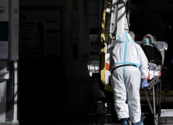 ΚΟΡΟΝΟΪΌΣ: 111 ΘΆΝΑΤΟΙ ΚΑΙ 2.199 ΝΈΑ ΚΡΟΎΣΜΑΤΑ - ΣΤΟΥΣ 596 ΟΙ ΔΙΑΣΩΛΗΝΩΜΈΝΟΙ