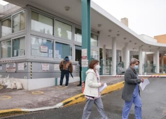 ΚΟΡΩΝΟΪΟΣ - ΓΙΑΝΝΑΚΟΣ: ΑΠΕΛΠΙΣΤΙΚΗ Η ΚΑΤΑΣΤΑΣΗ ΣΤΟ ΑΧΕΠΑ, 13 ΔΙΑΣΩΛΗΝΩΜΕΝΟΙ ΕΚΤΟΣ ΜΕΘ