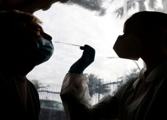 ΚΟΡOΝΟΪΟΣ: 6.602 ΝΕΑ ΚΡΟΥΣΜΑΤΑ, 86 ΘΑΝΑΤΟΙ, 630 ΔΙΑΣΩΛΗΝΩΜΕΝΟΙ