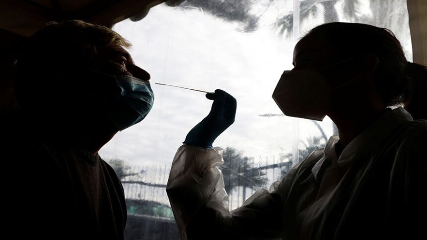 ΚΟΡOΝΟΪΟΣ: 6.602 ΝΕΑ ΚΡΟΥΣΜΑΤΑ, 86 ΘΑΝΑΤΟΙ, 630 ΔΙΑΣΩΛΗΝΩΜΕΝΟΙ