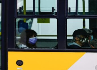 ΚΟΡΟΝΟΪΟΣ: 7.805 ΚΡΟΥΣΜΑΤΑ ΣΗΜΕΡΑ, 91 ΘΑΝΑΤΟΙ, 575 ΔΙΑΣΩΛΗΝΩΜΕΝΟΙ