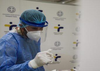 ΚΟΡΟΝΟΪΟΣ: 7.108 ΝΕΑ ΚΡΟΥΣΜΑΤΑ, 93 ΘΑΝΑΤΟΙ ΚΑΙ 612 ΔΙΑΣΩΛΗΝΩΜΕΝΟΙ