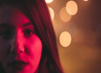 Η ΤΡΙΛΕΠΤΗ ΕΚΘΕΣΗ ΣΕ ΒΑΘΥ ΚΟΚΚΙΝΟ ΦΩΣ ΜΙΑ ΦΟΡΑ ΤΗΝ ΕΒΔΟΜΑΔΑ ΒΕΛΤΙΩΝΕΙ ΤΗΝ ΟΡΑΣΗ ΚΑΤΑ 17%