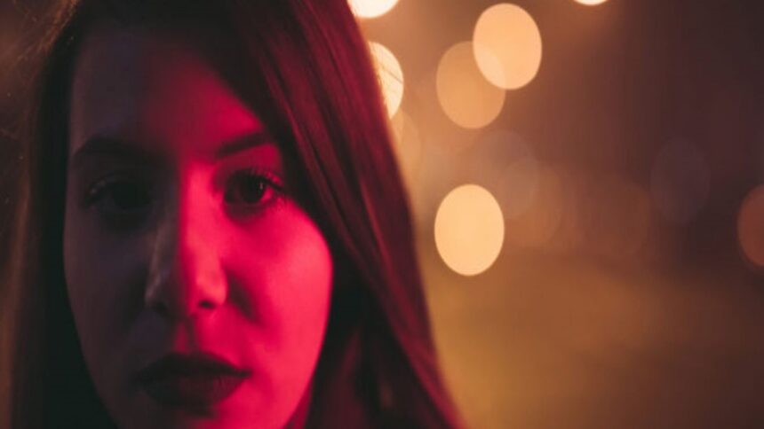 Η ΤΡΙΛΕΠΤΗ ΕΚΘΕΣΗ ΣΕ ΒΑΘΥ ΚΟΚΚΙΝΟ ΦΩΣ ΜΙΑ ΦΟΡΑ ΤΗΝ ΕΒΔΟΜΑΔΑ ΒΕΛΤΙΩΝΕΙ ΤΗΝ ΟΡΑΣΗ ΚΑΤΑ 17%