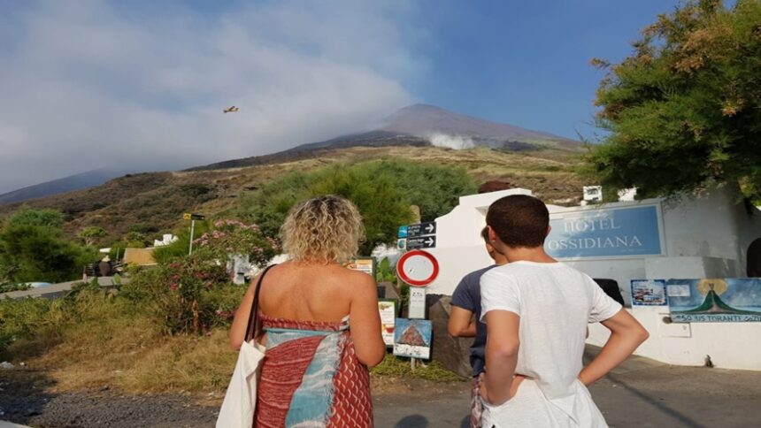 ΙΤΑΛΙΑ: ΕΚΚΕΝΩΘΗΚΕ ΟΛΟΚΛΗΡΟ ΗΦΑΙΣΤΕΙΟΓΕΝΕΣ ΝΗΣΙ ΛΟΓΩ ΤΩΝ ΑΥΞΗΜΕΝΩΝ ΕΠΙΠΕΔΩΝ ΔΙΟΞΕΙΔΙΟΥ ΤΟΥ ΑΝΘΡΑΚΑ ΣΤΟΝ ΑΕΡΑ