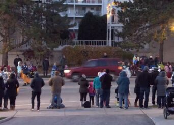 ΟΥΙΣΚΟΝΣΙΝ – ΥΠΑΡΧΟΥΝ ΝΕΚΡΟΙ ΚΑΙ ΠΟΛΛΑ ΠΑΙΔΙΑ ΑΝΑΜΕΣΑ ΣΤΑ ΘΥΜΑΤΑ – ΑΥΤΟΚΙΝΗΤΟ ΕΠΕΣΕ ΣΕ ΑΝΘΡΩΠΟΥΣ