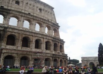 1.600 ΕΥΡΩ ΣΤΟΙΧΙΣΕ Η ΜΠΥΡΑ ΣΤΟ ΚΟΛΟΣΣΑΙΟ ΣΕ 2 ΑΜΕΡΙΚΑΝΟΥΣ ΤΟΥΡΙΣΤΕΣ