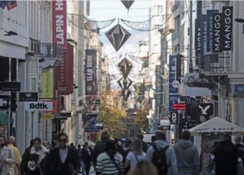 ΚΟΡOΝΟΪΟΣ: ΑΓΩΝΙΑ ΓΙΑ ΤΗΝ ΠΟΡΕΙΑ ΤΗΣ ΠΑΝΔΗΜΙΑΣ