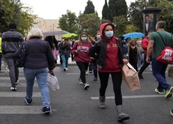 Σύμφωνα με την επιδημιολογική έκθεση του ΕΟΔΥ: Τα νέα εργαστηριακά επιβεβαιωμένα κρούσματα της νόσου που καταγράφηκαν τις τελευταίες 24 ώρες είναι 4.801, εκ των οποίων 12 εντοπίστηκαν κατόπιν ελέγχων στις πύλες εισόδου της χώρας. Ο συνολικός αριθμός των κρουσμάτων ανέρχεται σε 1.017.445 (ημερήσια μεταβολή +0.5%), εκ των οποίων 50.5% άνδρες. Με βάση τα επιβεβαιωμένα κρούσματα των τελευταίων 7 ημερών, 137 θεωρούνται σχετιζόμενα με ταξίδι από το εξωτερικό και 2.837 είναι σχετιζόμενα με ήδη γνωστό κρούσμα. To Rt για την επικράτεια βάσει των κρουσμάτων εκτιμάται σε 0.93 (95% ΔΕ: 0.86 - 1.02) Οι νέοι θάνατοι ασθενών με COVID-19 είναι 77, ενώ από την έναρξη της επιδημίας έχουν καταγραφεί συνολικά 19.553 θάνατοι. Το 95.3% είχε υποκείμενο νόσημα ή/και ηλικία 70 ετών και άνω Ο αριθμός των ασθενών που νοσηλεύονται διασωληνωμένοι είναι 683 (60.3% άνδρες). Η διάμεση ηλικία τους είναι 64 έτη. To 80.7% έχει υποκείμενο νόσημα ή/και ηλικία 70 ετών και άνω. Μεταξύ των ασθενών που νοσηλεύονται διασωληνωμένοι, 553 (80.97%) είναι ανεμβολίαστοι ή μερικώς εμβολιασμένοι και 130 (19.03%) είναι πλήρως εμβολιασμένοι. Από την αρχή της πανδημίας έχουν εξέλθει από τις ΜΕΘ 3.632 ασθενείς. Οι εισαγωγές νέων ασθενών Covid-19 στα νοσοκομεία της επικράτειας είναι 353 (ημερήσια μεταβολή +8.62%). Ο μέσος όρος εισαγωγών του επταημέρου είναι 368 ασθενείς. Η διάμεση ηλικία των κρουσμάτων είναι 38 έτη (εύρος 0.2 έως 106 έτη), ενώ η διάμεση ηλικία των θανόντων είναι 78 έτη (εύρος 0.2 έως 106 έτη). Η κατανομή των κρουσμάτων Πρώτη για ακόμα μία ημέρα η Αττική στην κατανομή των κρουσμάτων κορονοϊού καθώς σήμερα Τετάρτη 15 Δεκεμβρίου από τα συνολικά 4.801 κρούσματα, στην Αττική εντοπίστηκαν 1.486 νέα κρούσματα ενώ στη Θεσσαλονίκη εντοπίστηκαν 817 νέες μολύνσεις. Αναλυτικότερα η γεωγραφική κατανομή διαμορφώνεται ως εξής: ΑΙΤΩΛΟΑΚΑΡΝΑΝΙΑΣ 62 ΑΝΑΤΟΛΙΚΗΣ ΑΤΤΙΚΗΣ 169 ΑΡΓΟΛΙΔΑΣ 32 ΑΡΚΑΔΙΑΣ 24 ΑΡΤΑΣ 26 ΑΧΑΪΑΣ 124 ΒΟΙΩΤΙΑΣ 56 ΒΟΡΕΙΟΥ ΤΟΜΕΑ ΑΘΗΝΩΝ 186 ΓΡΕΒΕΝΩΝ 12 ΔΡΑΜΑΣ 27 ΔΥΤΙΚΗΣ ΑΤΤΙΚΗΣ 92 ΔΥΤΙΚΟΥ ΤΟΜΕΑ ΑΘΗΝΩΝ 202 ΕΒΡΟΥ 78 ΕΥΒΟΙΑΣ 89 ΕΥΡΥΤΑΝΙΑΣ 11 ΖΑΚΥΝΘΟΥ 5 ΗΛΕΙΑΣ 44 ΗΜΑΘΙΑΣ 55 ΗΡΑΚΛΕΙΟΥ 121 ΘΕΣΠΡΩΤΙΑΣ 13 ΘΕΣΣΑΛΟΝΙΚΗΣ 817 ΘΗΡΑΣ 2 ΙΚΑΡΙΑΣ 3 ΙΩΑΝΝΙΝΩΝ 89 ΚΑΒΑΛΑΣ 39 ΚΑΛΥΜΝΟΥ 8 ΚΑΡΔΙΤΣΑΣ 31 ΚΑΣΤΟΡΙΑΣ 20 ΚΕΝΤΡΙΚΟΥ ΤΟΜΕΑ ΑΘΗΝΩΝ 474 ΚΕΡΚΥΡΑΣ 59 ΚΕΦΑΛΛΗΝΙΑΣ 5 ΚΙΛΚΙΣ 43 ΚΟΖΑΝΗΣ 123 ΚΟΡΙΝΘΙΑΣ 50 ΚΩ 7 ΛΑΚΩΝΙΑΣ 65 ΛΑΡΙΣΑΣ 115 ΛΑΣΙΘΙΟΥ 26 ΛΕΣΒΟΥ 68 ΛΕΥΚΑΔΑΣ 3 ΜΑΓΝΗΣΙΑΣ 80 ΜΕΣΣΗΝΙΑΣ 64 ΜΥΚΟΝΟΥ 6 ΝΑΞΟΥ 3 ΝΗΣΩΝ 17 ΝΟΤΙΟΥ ΤΟΜΕΑ ΑΘΗΝΩΝ 158 ΞΑΝΘΗΣ 52 ΠΑΡΟΥ 2 ΠΕΙΡΑΙΩΣ 188 ΠΕΛΛΑΣ 59 ΠΙΕΡΙΑΣ 58 ΠΡΕΒΕΖΑΣ 30 ΡΕΘΥΜΝΟΥ 44 ΡΟΔΟΠΗΣ 33 ΡΟΔΟΥ 45 ΣΑΜΟΥ 7 ΣΕΡΡΩΝ 106 ΣΠΟΡΑΔΩΝ 1 ΤΗΝΟΥ 1 ΤΡΙΚΑΛΩΝ 29 ΦΘΙΩΤΙΔΑΣ 61 ΦΛΩΡΙΝΑΣ 36 ΦΩΚΙΔΑΣ 4 ΧΑΛΚΙΔΙΚΗΣ 33 ΧΑΝΙΩΝ 91 ΧΙΟΥ 3 ΥΠΟ ΔΙΕΡΕΥΝΗΣΗ 86
