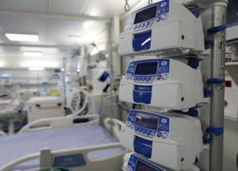 ΘΕΣΣΑΛΟΝΙΚΗ: «ΠΡΟΠΟΝΟΥΝ» ΨΥΧΙΑΤΡΟΥΣ ΚΑΙ ΑΚΤΙΝΟΛΟΓΟΥΣ ΓΙΑ ΚΛΙΝΙΚΕΣ COVID