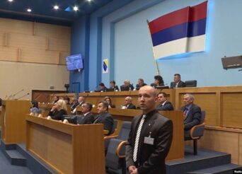 ΟΙ ΣΕΡΒΟΒΟΣΝΙΟΙ ΞΕΚΙΝΟΥΝ ΔΙΑΔΙΚΑΣΙΑ ΑΠΟΣΧΙΣΗΣ ΠΑΡΑ ΤΙΣ ΠΡΟΕΙΔΟΠΟΙΗΣΕΙΣ ΤΗΣ ΔΥΣΗΣ