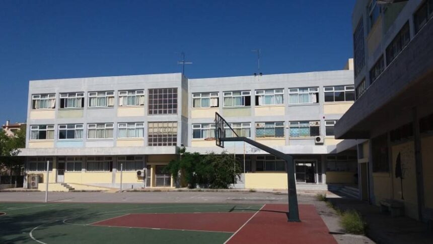 Η ΠΟΛΗ ΤΟΥ ΤΡΟΜΟΥ: ΚΟΥΚΟΥΛΟΦΟΡΟΙ ΠΡΟΣΠΑΘΗΣΑΝ ΝΑ ΒΙΑΣΟΥΝ ΚΟΡΙΤΣΙ ΣΤΟ 2Ο ΛΥΚΕΙΟ ΑΧΑΡΝΩΝ!