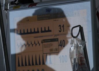 ΚΟΡOΝΟΪOΣ: 5.899 ΝEΑ ΚΡΟYΣΜΑΤΑ, 709 ΔΙΑΣΩΛΗΝΩΜEΝΟΙ, 81 ΘAΝΑΤΟΙ