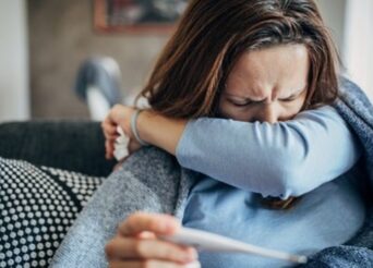 ΜΕΤΑΛΛΑΞΗ ΟΜΙΚΡΟΝ: ΤΙ ΣΥΜΠΤΩΜΑΤΑ ΠΡΟΚΑΛΕΙ ΣΕ ΕΜΒΟΛΙΑΣΜΕΝΟΥΣ ΚΑΙ ΑΝΕΜΒΟΛΙΑΣΤΟΥΣ - ΠΟΣΟ ΔΙΑΦΕΡΟΥΝ ΑΝΑ ΔΟΣΗ