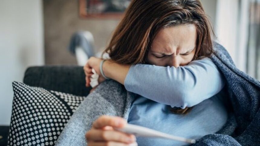 ΜΕΤΑΛΛΑΞΗ ΟΜΙΚΡΟΝ: ΤΙ ΣΥΜΠΤΩΜΑΤΑ ΠΡΟΚΑΛΕΙ ΣΕ ΕΜΒΟΛΙΑΣΜΕΝΟΥΣ ΚΑΙ ΑΝΕΜΒΟΛΙΑΣΤΟΥΣ - ΠΟΣΟ ΔΙΑΦΕΡΟΥΝ ΑΝΑ ΔΟΣΗ