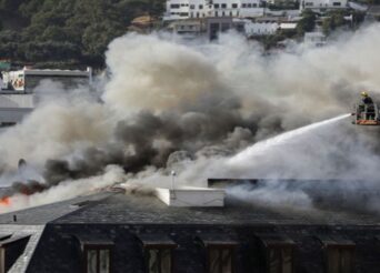 ΝΟΤΙΑ ΑΦΡΙΚΗ – ΜΑΙΝΕΤΑΙ ΓΙΑ ΔΕΥΤΕΡΗ ΜΕΡΑ Η ΠΥΡΚΑΓΙΑ ΣΤΟ ΚΤΙΡΙΟ ΤΗΣ ΒΟΥΛΗΣ ΣΤΟ ΚΕΙΠ ΤΑΟΥΝ