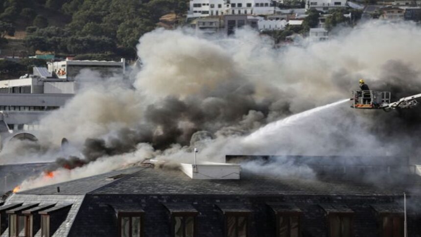 ΝΟΤΙΑ ΑΦΡΙΚΗ – ΜΑΙΝΕΤΑΙ ΓΙΑ ΔΕΥΤΕΡΗ ΜΕΡΑ Η ΠΥΡΚΑΓΙΑ ΣΤΟ ΚΤΙΡΙΟ ΤΗΣ ΒΟΥΛΗΣ ΣΤΟ ΚΕΙΠ ΤΑΟΥΝ