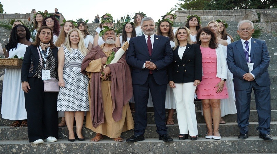 ΤΟ ΦΩΣ ΤΗΣ ΙΠΠΟΚΡΑΤΙΚΗΣ ΠΑΡΑΔΟΣΗΣ ΦΩΤΙΖΕΙ ΤΗ ΝΕΑ ΓΕΝΙΑ ΙΑΤΡΩΝ ΑΠΟ ΤΟ ΑΣΚΛΗΠΙΕΙΟ ΤΗΣ ΚΩ ΜΕΣΩ ΤΟΥ ΠΑΓΚΟΣΜΙΟΥ ΙΠΠΟΚΡΑΤΕΙΟΥ ΙΝΣΤΙΤΟΥΤΟΥ ΓΙΑΤΡΩΝ