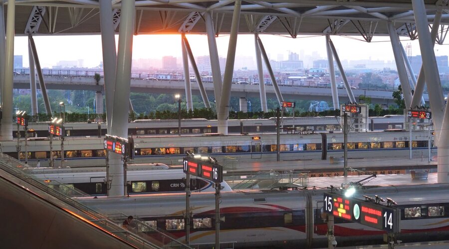 ΣΕ ΜΟΛΙΣ 9 ΩΡΕΣ ΚΑΙ ΜΕ ΠΕΡΙΣΣΟΤΕΡΟΥΣ ΑΠΟ 1.000 ΕΡΓΑΤΕΣ Η ΚΙΝΑ ΚΑΤΑΣΚΕΥΑΣΕ ΕΝΑΝ ΣΙΔΗΡΟΔΡΟΜΙΚΟ ΣΤΑΘΜΟ