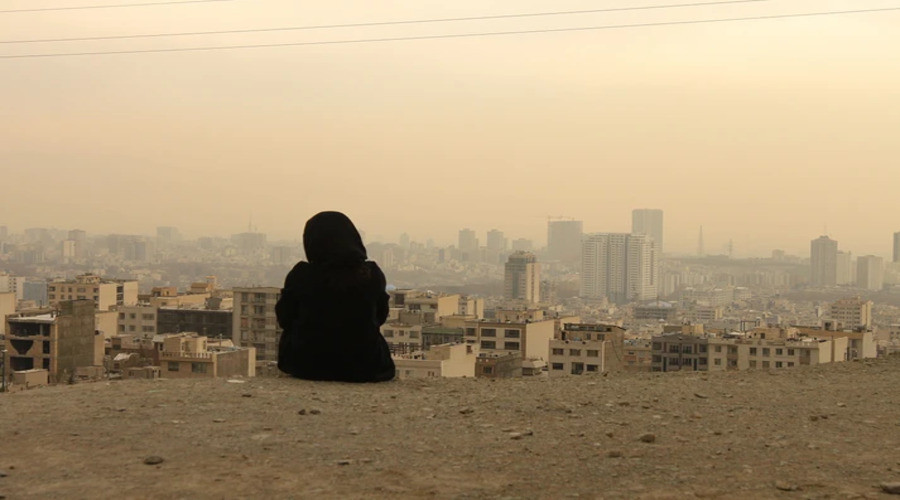 ΕΚΕΧΕΙΡΙΑ ΥΠΟ ΚΑΤΑΡΡΕΥΣΗ: ΠΩΣ ΟΙ ΗΠΑ ΣΦΙΓΓΟΥΝ ΤΟΝ ΚΛΟΙΟ ΓΥΡΩ ΑΠΟ ΤΟ ΙΡΑΝ ΜΕ ΑΠΟΚΛΕΙΣΜΟ ΚΑΙ ΑΠΕΙΛΕΣ