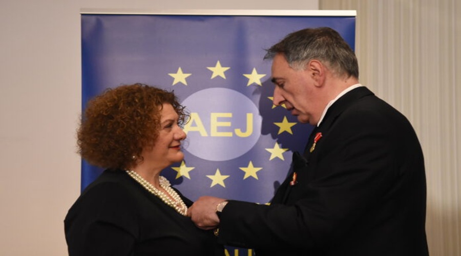 ΜΕ ΤΟ ΧΡΥΣΟ ΜΕΤΑΛΛΙΟ ΤΗΣ ΦΛΟΓΑΣ ΤΗΣ ΕΙΡΗΝΗΣ ΤΙΜΗΘΗΚΕ Η ΗΣΑΙΑ ΤΣΑΟΥΣΙΔΟΥ ΠΡΟΕΔΡΟΣ ΤΗΣ ΕΝΩΣΗΣ ΕΥΡΩΠΑΙΩΝ ΔΗΜΟΣΙΟΓΡΑΦΩΝ