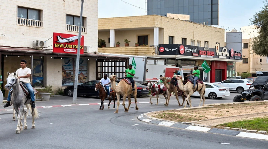 ΜΕ ΚΑΜΗΛΕΣ ΚΑΙ ΑΛΑΛΑΓΜΟΥΣ ΝΙΚΗΣ ΦΤΑΝΟΥΝ ΟΙ ΑΡΑΒΕΣ ΤΟΥ ΙΣΡΑΗΛ ΣΤΙΣ ΚΑΛΠΕΣ – ΓΙΟΡΤΑΖΟΥΝ ΤΗΝ ΠΤΩΣΗ ΝΕΤΑΝΙΑΧΟΥ ΠΡΟΤΟΥ ΚΑΝ ΚΛΕΙΣΟΥΝ ΟΙ ΚΑΛΠΕΣ