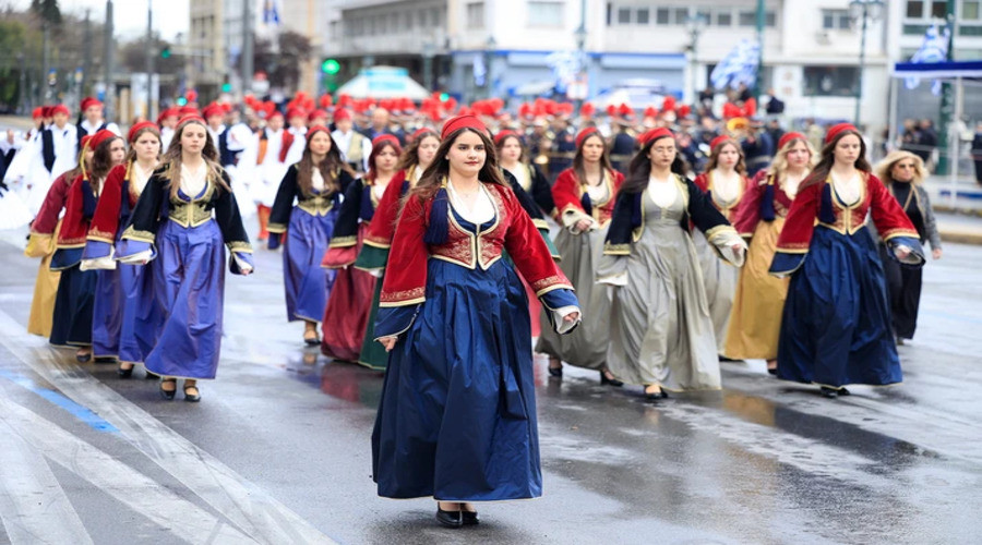 28Η ΟΚΤΩΒΡΙΟΥ: ΜΕ ΤΙ ΚΑΙΡΟ ΘΑ ΓΙΝΟΥΝ ΟΙ ΠΑΡΕΛΑΣΕΙΣ – ΚΥΜΑ ΚΑΚΟΚΑΙΡΙΑΣ ΠΛΗΤΤΕΙ ΤΗ ΧΩΡΑ